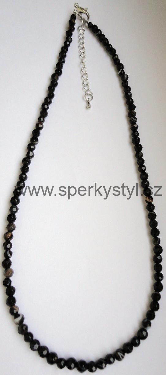 Elegantní náhrdelník z broušeného minerálu onyx