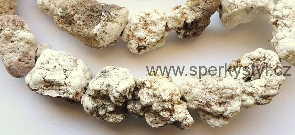 Elegantní náhrdelník ze surového minerálu howlit