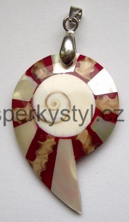 Elegantní přívěsek z mušle a perletě