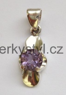 Elegantní stříbrný přívěsek s broušeným minerálem ametyst