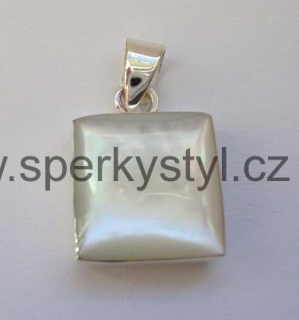 Elegantní stříbrný přívěsek s bílou perletí