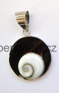 Stříbrný přívěsek se záklopkou z mušle a minerálem onyx