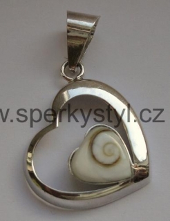 Elegantní stříbrný přívěsek se záklopkou z mušle
