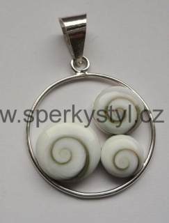 Elegantní stříbrný přívěsek se záklopkou z mušle
