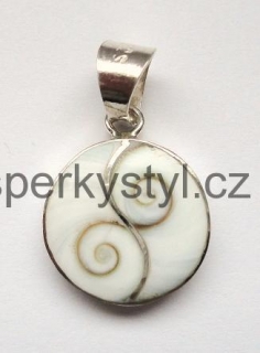 Elegantní stříbrný přívěsek se záklopkou z mušle