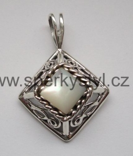 Luxusní stříbrný přívěsek s bílou perletí