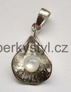 Elegantní stříbrný přívěsek s bílou perletí