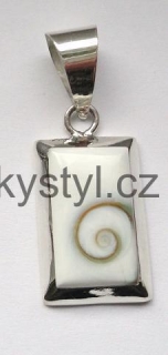 Elegantní stříbrný přívěsek se záklopkou z mušle