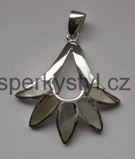 Elegantní stříbrný přívěsek s bílou perletí