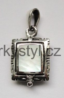 Elegantní stříbrný přívěsek s bílou perletí