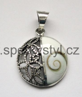 Elegantní stříbrný přívěsek se záklopkou z mušle