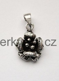 Stříbrný přívěsek ve tvaru kytičky