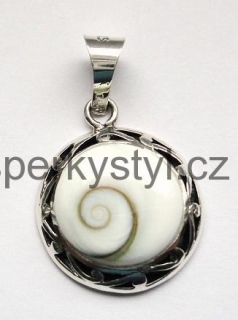 Elegantní stříbrný přívěsek se záklopkou z mušle