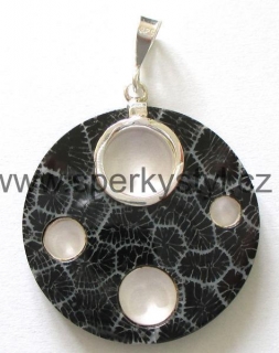Elegantní stříbrný přívěsek s minerálem korál