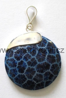 Elegantní stříbrný přívěsek s minerálem korál