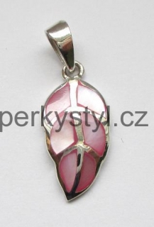 Elegantní stříbrný přívěsek ve tvaru listu s růžovou perletí