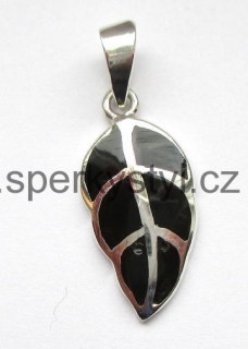 Elegantní stříbrný přívěsek ve tvaru listu s minerálem onyx