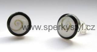 Elegantní stříbrné náušnice se záklopkou z mušle a minerálem onyx