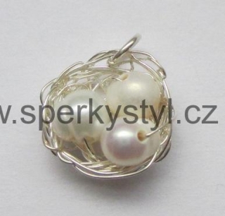 Elegantní stříbrný přívěsek s říčními perlami