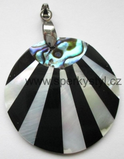 Elegantní přívěsek z perletě