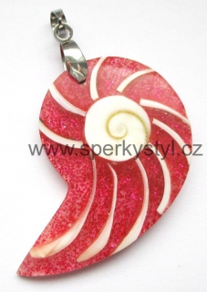 Elegantní přívěsek z mušle a záklopky z mušle