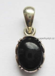 Elegantní přívěsek s minerálem onyx