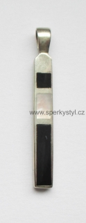 Elegantní přívěsek s minerálem onyx a bílou perletí
